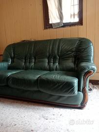 Divano usato in buone condizioni.