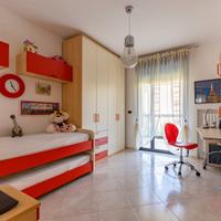 cameretta divano parete attrezzata scrivania