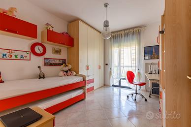 cameretta divano parete attrezzata scrivania