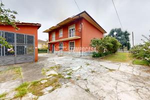 VILLA INDIPENDENTE CON BOX AUTO E GIARDINO PRIVATO