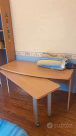 SCRIVANIA DOPPIA CON MOBILI ABINATI.