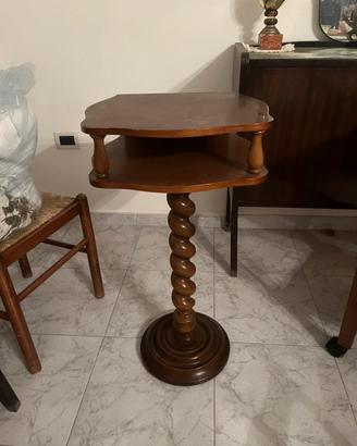 Tavolino vintage in legno massello con piano sagom