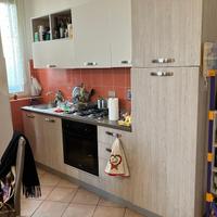 Cucina completa di forno e frigo