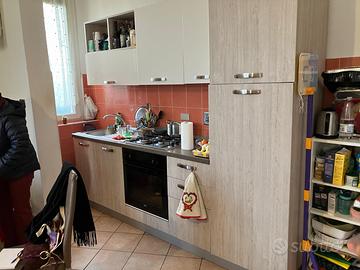 Cucina completa di forno e frigo