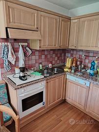 Cucina completa di tavolo e giropanca