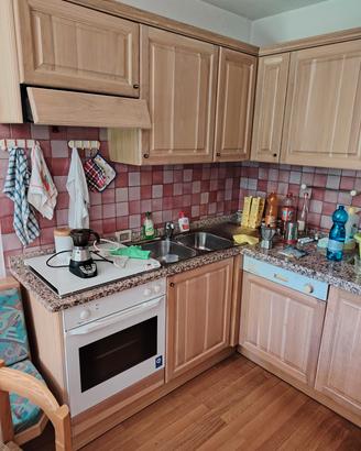 Cucina completa di tavolo e giropanca