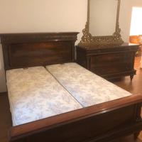 Letto matrimoniale e comodini in legno