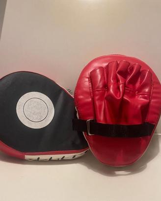 Colpitori da boxe rossi e neri