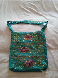 Borsa a spalla turchese con paillette e dettagli