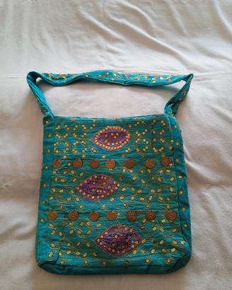 Borsa a spalla turchese con paillette e dettagli
