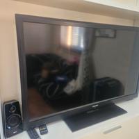 Parete compresa di tv e casse