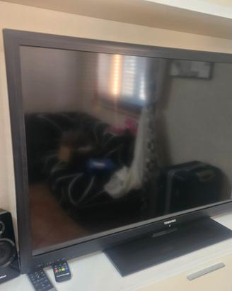 Parete compresa di tv e casse