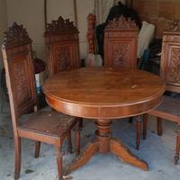 Tavolo e sedie in legno di noce