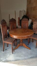 Tavolo e sedie in legno di noce