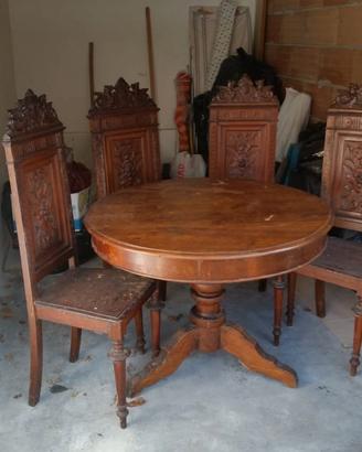 Tavolo e sedie in legno di noce