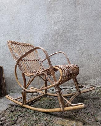 Coppia di sedie a dondolo vintage in rattan