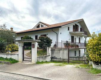 Villa di 295 m² con più di 5 locali a Treglio