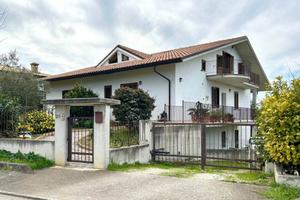 Villa di 295 m² con più di 5 locali a Treglio