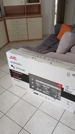 Televisore JVC Smart TV con Android TV.