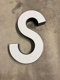 Lettera R ex insegna borso nero fronte bianco