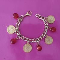 Bracciale dorato di bijiotteria 
