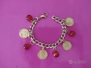 Bracciale dorato di bijiotteria 