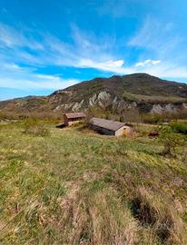 Casa , capannone e terreno circostante