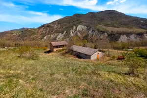 Casa , capannone e terreno circostante