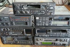 Blocco 7 autoradio a cassetta.