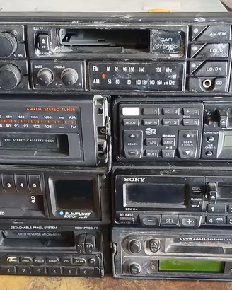 Blocco 7 autoradio a cassetta.