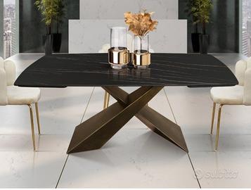 Tavolo nero opaco con venature