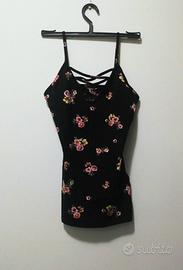 canotta nera con i fiori