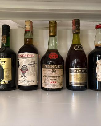 Vecchie bottiglie di liquore varie