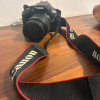 Canon EOS 1100 D con flash e borsa
