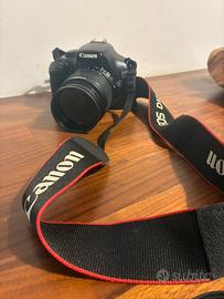 Canon EOS 1100 D con flash e borsa