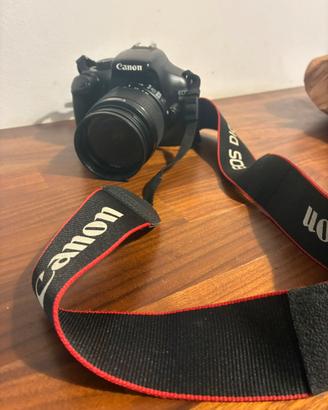 Canon EOS 1100 D con flash e borsa