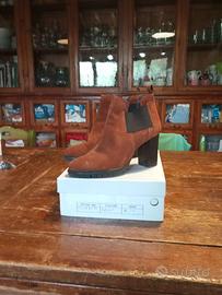 Stivaletti donna camoscio color daino.