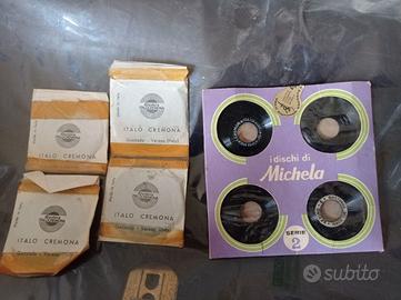 Vecchie bambole parlanti con dischetti.