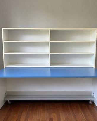 Scrivania con libreria integrata – design moderno