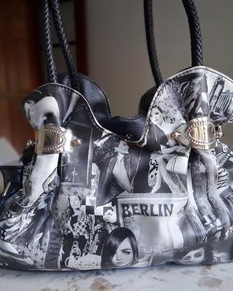 Borsa vintage Y2K con capitali europee