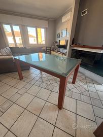 Tavolo in legno con piano in vetro