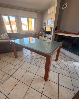 Tavolo in legno con piano in vetro