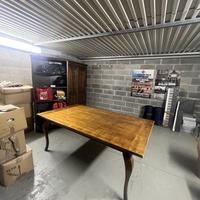 Tavolo grosso in legno chiaro