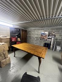 Tavolo grosso in legno chiaro