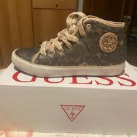 Sneakers GUESS mai indossate