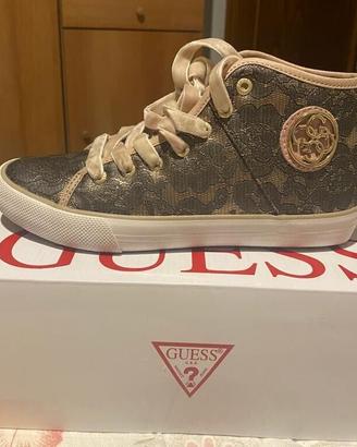 Sneakers GUESS mai indossate