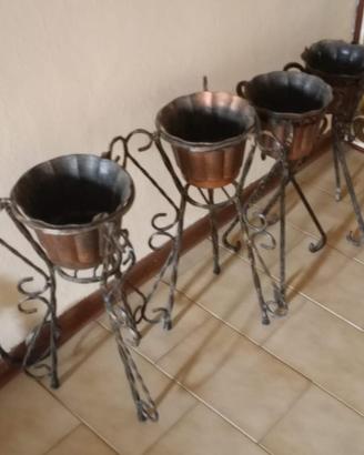 Portavasi in ferro lavorato