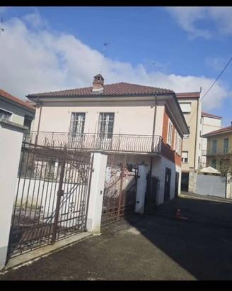 ASTI VICIN. PIAZZA DANTE € 16.000