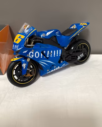 Minichamps 1/12 Yamaha YZR-M1 Moto GP 2004 #46 VR