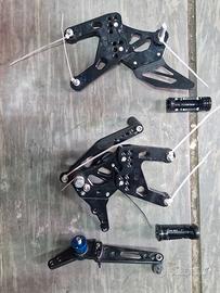 pedane arretrate accossato